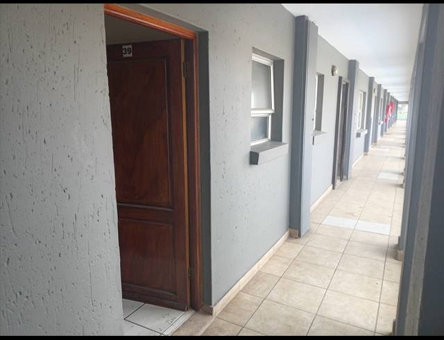 1 BEDROOM STUDIO APARTMENT FOR SALE IN TURFFONTEIN
